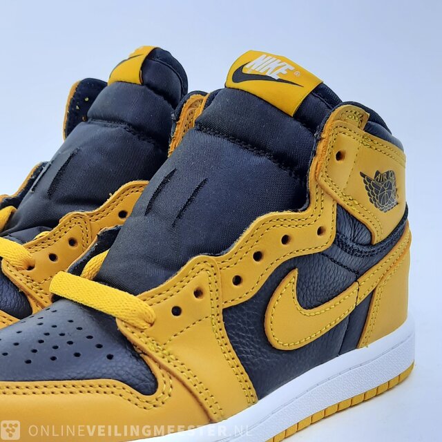 Paar kinder sneakers maat 30 Nike Jordan 1 Retro High OG AQ2664