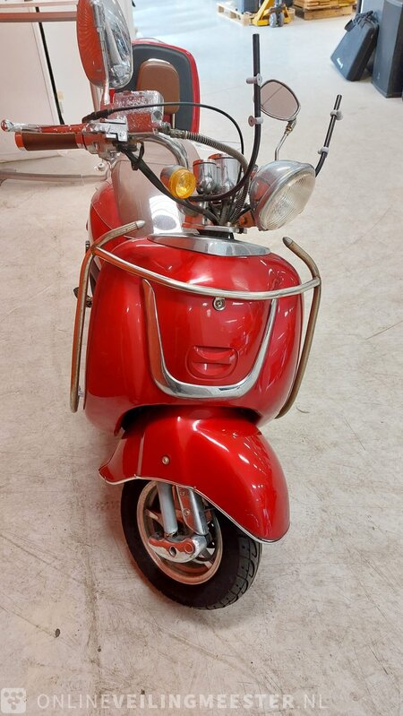 Mustache scooter Extra, red, built in » Onlineauctionmaster.com