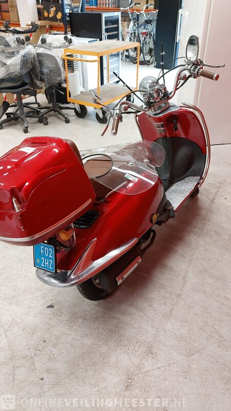 Mustache scooter Extra, red, built in » Onlineauctionmaster.com