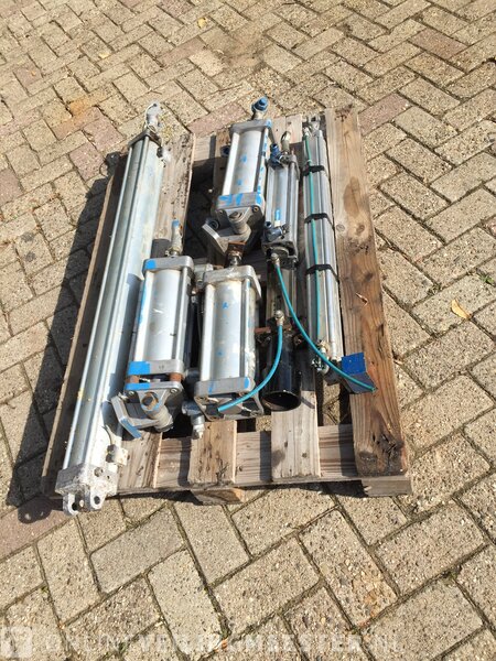 approx. 13x Festo air cylinders »